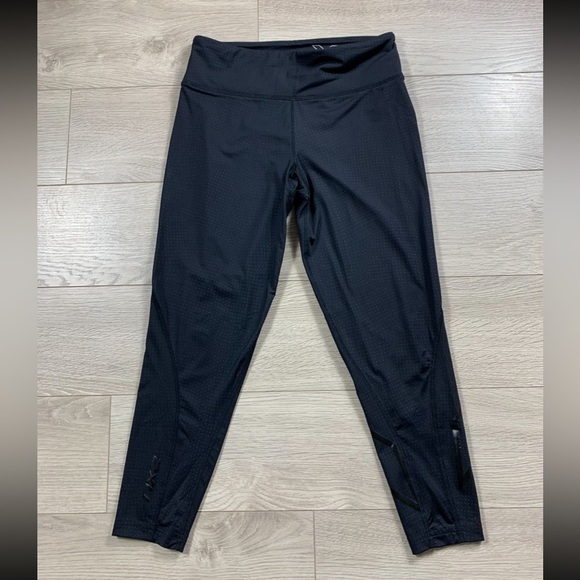 2XU Ignition Black Dotted Compression 7/8 Leggings - Picture 3 of 14